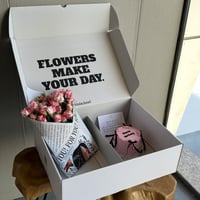 بوكس الورد مع الكيك و السلسال من اختيارك