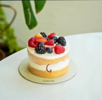 بوكس الورد مع الكيك و السلسال من اختيارك