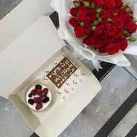 بوكية ورد مع كيك من جاناش مع طباعة على البوكس