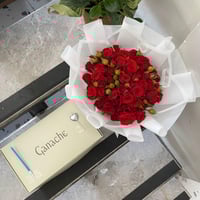 بوكية ورد مع كيك من جاناش مع طباعة على البوكس