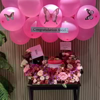 ورد مع كيك و سلسال و بلونات