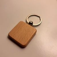 ميدالية خشبية لون فاتح