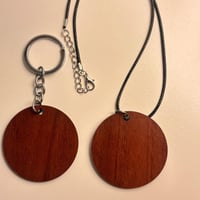 تعليقة او ميدالية خشبية