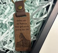 ميدالية خشبية انيقة لون غامق