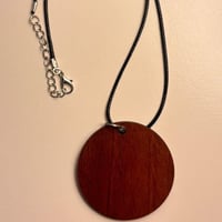 تعليقة او ميدالية خشبية