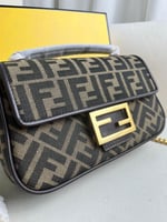 حقيبة فندي Fendi Baguett