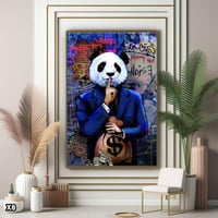 لوحة باندا ببدله الرسمية