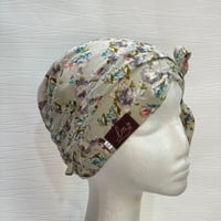 القبعة المبطنة – لون عاجي بأزهار باستيل