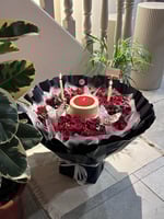 باقة الحب مع كيكة الريد فلفت