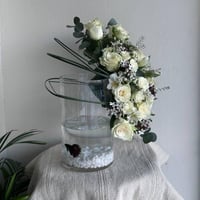 فازة الجوري الأبيض مع سمكة