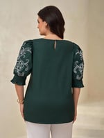 بلوزة نسائية قطنية فاخرة و أنيقة بمقاس كبير مطرزة