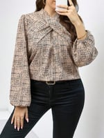 بلوزة أنيقة بمقاسات كبيرة وأكمام فانوس مع رقبة على...