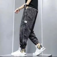 بنطلون جينز رجالي واسع الساق بتصميم عصري وأنيق.