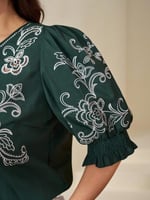 بلوزة نسائية قطنية فاخرة و أنيقة بمقاس كبير مطرزة