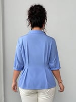 بلوزة عملية أنيقة بلون أزرق