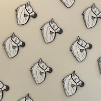 الحصان الابيض ملصق معدني