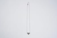 سلسال مشراق فضي بحجر وردي