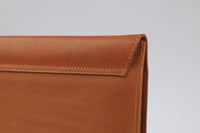 حقيبة ايباد | الرمال | اللون الجملي