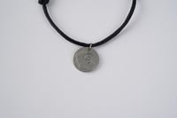 سوار الحرير| أسود مع عملة فضية