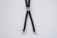 السوار الأسود الملكي