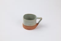 كوب دادان بممسك