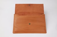 حقيبة ايباد | الرمال | اللون الجملي