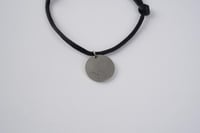 سوار الحرير| أسود مع عملة فضية