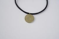 سوار أسود | عملة ذهبية