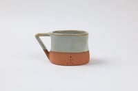 كوب دادان بممسك