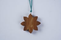 تعليقة السيارة الوردة