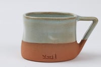 كوب دادان بممسك