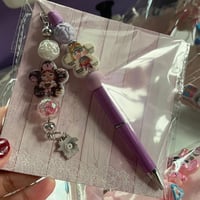 طقم الشخصيات قلم و ميدالية