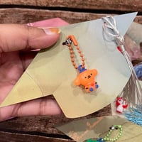 ميدالية متنوعه مع قبعات التخرج