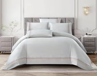 طقم مفرش فندقي 6 قطع - لون رمادي بخطوط عصرية