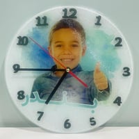 ساعة حائط زجاجية كبيرة