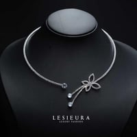 سلسال بابيلا الانيق المستوحى من سحر الفراشة