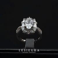 خاتم نسائي مميز شبية بالالماس مصنوع بعناية فائقة