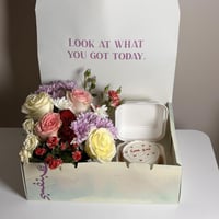 بوكس cake flowers(حسب الرغبه)