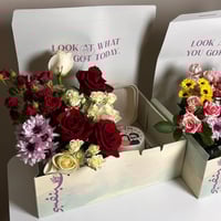 بوكس cake flowers(حسب الرغبه)