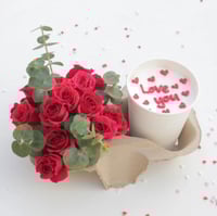 كوب كيك بديزاين من اختيارك مع ورد