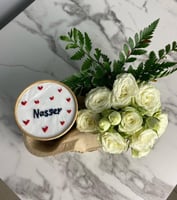 كوب كيك بديزاين من اختيارك مع ورد