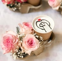 كوب كيك بديزاين من اختيارك مع ورد