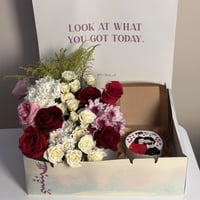 بوكس cake flowers(حسب الرغبه)