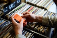 محفظة بطاقات الإصدار الثاني باللون البرتقالي من تر...