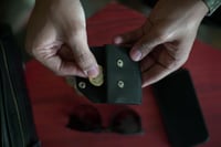 محفظة بطاقات الإصدار الثالث باللون الأسود و البني...