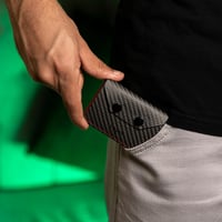 محفظة بطاقات الإصدار الثالث باللون الفايبر و الأحم...