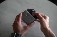 محفظة بطاقات الإصدار الثالث باللون الأسود و البني...