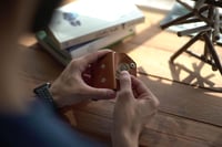 محفظة بطاقات الإصدار الثالث باللون الجملي و الرصاص...