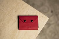 محفظة بطاقات الإصدار الثالث باللون الأحمر و الأسود...