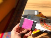 محفظة بطاقات باللون الأسود و الوردي من تروف